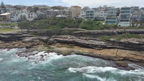 Waves-Splashing-On-Rocky-Coast-At-Tamarama-Point-In-Sydney,-New-South-Wales