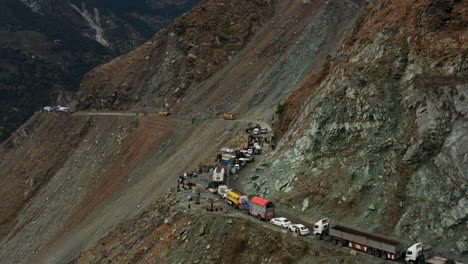 Vehículos-Atascados-En-La-Autopista-Karakoram-Debido-A-Deslizamientos-De-Tierra-En-Dasu,-Pakistán