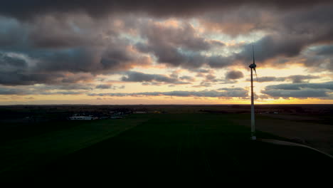 Windkraftanlage-Auf-Dem-Feld-Gegen-Bewölkten-Himmel-In-Lubawa,-Polen---Totale