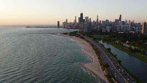 Schöne-Luftaufnahme-Von-Chicagos-Northside-Lakefront-Während-Der-Goldenen-Stunde