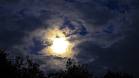 Mondaufgang-Hinter-Animierten-Wolken-über-Einer-Baumgrenze-In-Neuseeland