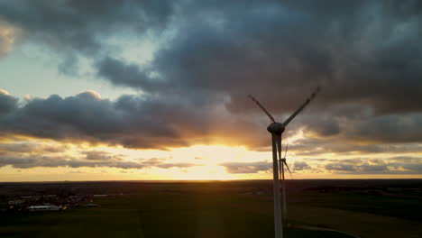 Windkraftanlage-Dreht-Sich-In-Malerischer-Aussicht-Auf-Den-Sonnenuntergang---Weitschuss
