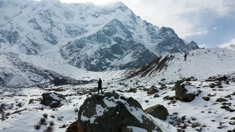 Hiker-standing-on-rock-enjoying-mountain-view-on-the-way-to-Nanga-Parbat