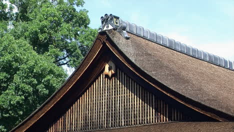 Die-Spitze-Eines-Daches-Auf-Einem-Japanischen-Haus