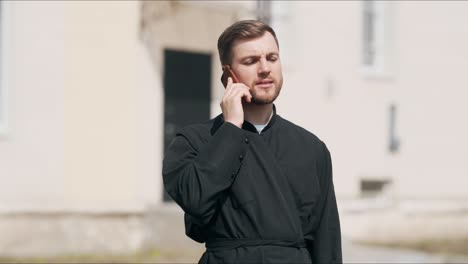 Ein-Netter-Junger-Priester-Telefoniert