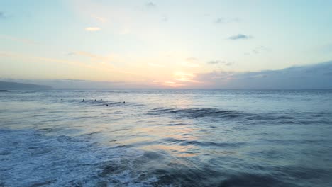 Surfer-Warten-Auf-Die-Nächste-Welle-Bei-Sonnenuntergang,-North-Shore-Oahu,-Hawaii