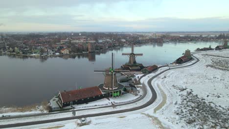 Classic-Dutch-windmills-preserved-at-Zaanse-Schans-in-winter,-Tourist-Attraction
