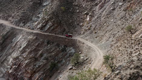 Jeep-Conduciendo-Por-Una-Estrecha-Carretera-De-Montaña-Camino-A-Los-Prados-De-Hadas,-Pakistán