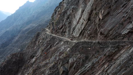Conducción-De-Automóviles-En-La-Peligrosa-Carretera-De-Montaña-A-Los-Prados-De-Hadas,-Himalaya