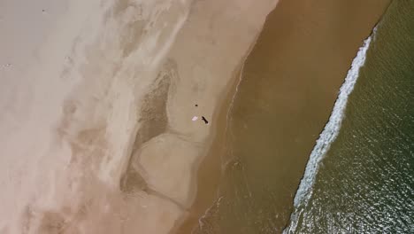 Una-Vista-Aérea-De-Drones-De-4k-De-Una-Playa-Desértica-Costera-En-El-Algarve