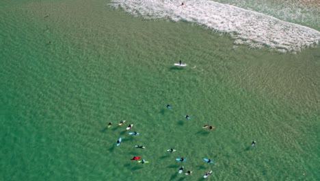 Surf-En-Bondi-Beach---Surfistas-Sentados-En-Tablas-De-Surf-Flotando-En-El-Mar-Azul-En-Bondi,-Nsw,-Australia