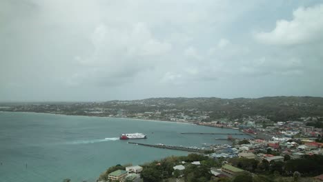 Tt-Spirit-Inter-Island-Ferry-Zeitlupenansicht-Aus-Der-Luft,-Die-Am-Hafen-Von-Scarborough-Auf-Der-Insel-Tobago-Andockt