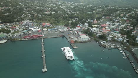 Vista-De-Dron-Del-Transbordador-De-Pasajeros-Tt-Spirit-Atracando-En-El-Puerto-De-Tobago