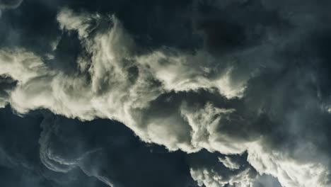 Cumulonimbus-Wolken,-Die-Sich-Am-Himmel-Bewegen,-Sicht