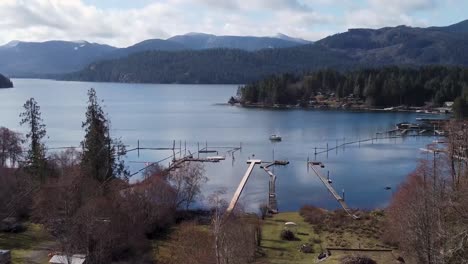 Toma-De-Drone-Del-Lago,-Las-Montañas-Y-El-Bosque-En-La-Isla-De-Vancouver-Bc-Canadá