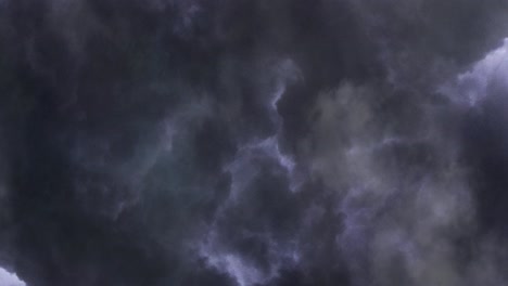 Mal-Tiempo-Con-Tormentas-Eléctricas-En-Nubes-Cumulonimbus-Moviéndose-En-El-Cielo
