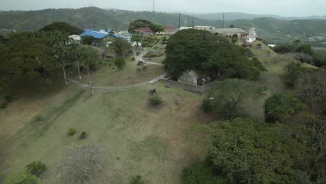 Dieses-Historische-Reiseziel-Mit-Blick-Auf-Scarborough-Ist-Die-Am-Besten-Erhaltene-Festung-Aus-Der-Kolonialzeit-In-Tobago