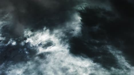 Nubes-Cumulonimbus-Oscuras-Moviéndose-En-El-Cielo