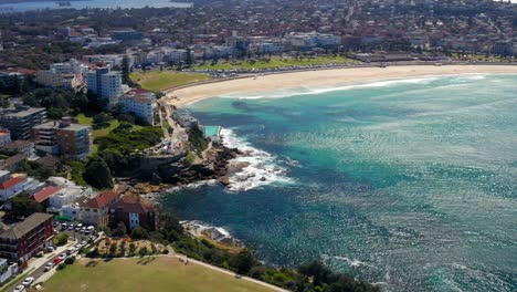 Marks-Park-In-Mackenzies-Point-Overlooking-Bondi-Beach-With-Icebergs-Pool-In-Eastern-Suburbs,-New-South-Wales,-Australia