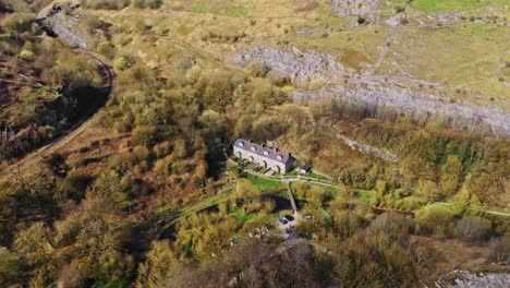 Luftaufnahme-über-Das-Naturschutzgebiet-Wye-Valley-Und-Cottages,-Peak-District