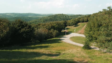 Ungarn,-Sirok-Weg-Zum-Schloss-Mit-Den-Matra-bergen-Im-Hintergrund