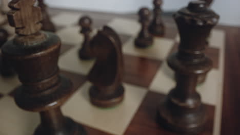 Hand-Bewegt-Schwarze-Schachfigur-Aus-Holz-König-Position-Wie-In-Schachmatt,-Nahaufnahme