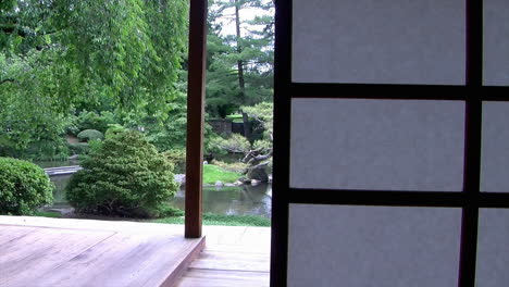 Panorámica-Desde-La-Vista-Del-Jardín-Japonés-Hasta-El-Panel-Shoji-De-La-Casa-Japonesa