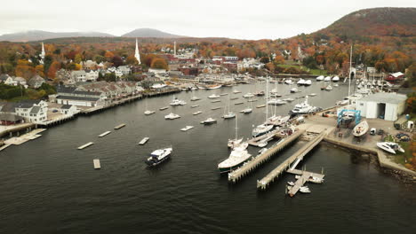 Barco-Entrando-En-El-Puerto-De-Camden,-Maine-Durante-Un-Hermoso-Día-De-Otoño