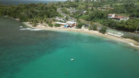 Erstaunliche-Luftaufnahme-Des-Kristallklaren-Wassers-Von-Mt-Irvine-Beach-Auf-Der-Karibischen-Insel-Tobago