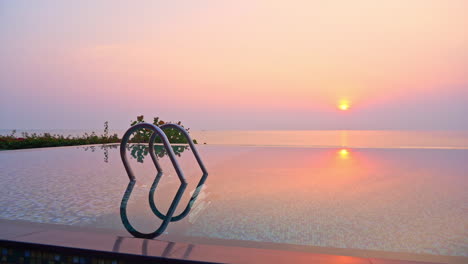 Atemberaubende-Seelandschaft-Im-Freien-Lila-Farbe-Sonnenuntergang-Spiegelung-Im-überlaufpool-Im-Thailand-Hotel