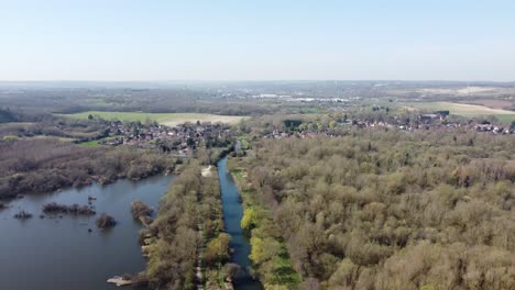 Drohne-Fliegt-Rückwärts-über-Den-Wald-In-Der-Nähe-Des-Kleinen-Dorfes-Fordwich,-England