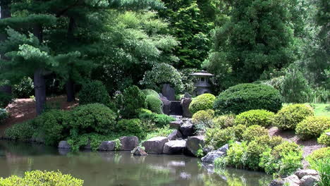 Japanischer-Garten-Mit-Teich-Und-Steinlaterne