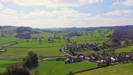 English-Countryside-Scenic-View-Bakewell,-Peak-District-Drone-Rise-Up