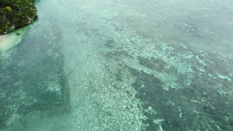Luftüberführung-Des-Korallenriffs-Und-Des-Kleinen-Dorfes-Auf-Der-Insel-Lifou-In-Neukaledonien