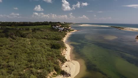 Luftbewegung-Vorwärts-In-Ein-Wunderschönes-Kleines-Dorf-Direkt-über-Einer-Wunderschönen-Lagune-An-Der-Algarve-In-Portugal