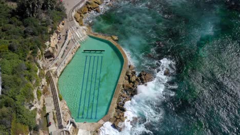 Popular-Seaside-Destination-Featuring-A-Saltwater-Rock-Pool---Bronte-Baths-In-Bronte,-NSW,-Australia---aerial,-top-down