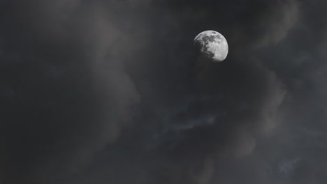 Luna-En-La-Noche-Con-Nubes-Oscuras-En-El-Cielo