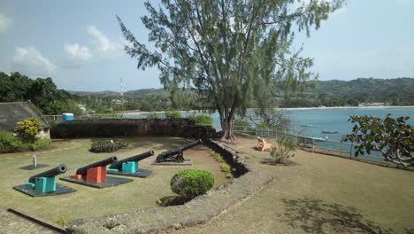 Absteigende-Luftaufnahme-Historischer-Kanonen-In-Fort-James-Auf-Der-Tropischen-Insel-Tobago