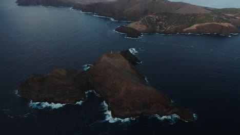 Eiseninsel-In-Der-Nähe-Der-Küste-Von-Porto-Santo,-Meeresschutzgebiet,-Antenne