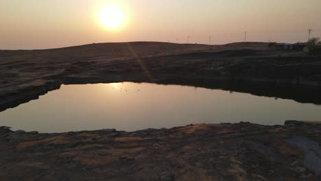 Sitio-De-Minería-Al-Atardecer-Lago-Patos-En-El-Estanque-Disparo-De-Drones