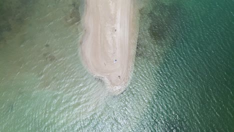 Aufsteigender-Drohnenblick-Auf-Eine-Sandbank-Im-Niemandsland,-Tobago