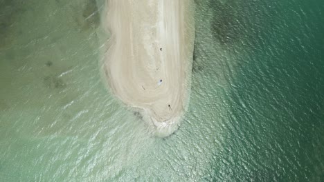 Absteigende-Luftaufnahme-Eines-Bikini-Modells,-Das-Am-Weißen-Sandstrand-Von-Niemandsland,-Tobago,-Liegt