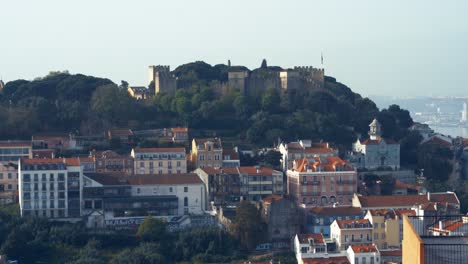 4k-Luftaufnahme-Des-Wunderschönen-Schlosses-Von-Sao-Jorge-In-Der-Lissaboner-Innenstadt-In-Der-Nähe-Von-Mouraria-Bei-Sonnenaufgangspfannenbewegung