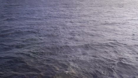 Zeitlupenansicht-Der-Meeresoberfläche,-Die-Langsam-Vom-Schiff-Vorbeifährt