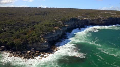 Cliffs-With-Lush-Vegetation-On-Rocky-Coastline-At-Royal-National-Park-In-South-Of-Sydney,-New-South-Wales,-Australia