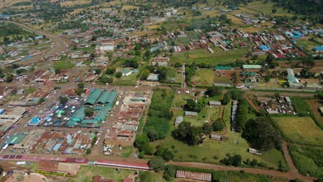 Aerial-view-of-the-Open-Air-market-and-a-town,-in-Kenya---reverse,-drone-shot