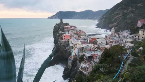 Panoramic-view-in-slowmotion-of-Vernazza,-5-Terre,-during-a-sea-storm