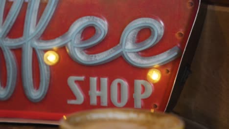 Gelbe-Kaffeetasse-Und-Vintage-Schilder-In-Einem-Café---Nahaufnahme