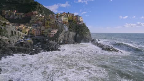 Panoramic-view-of-Manarola,-5-Terre,-during-a-sea-storm