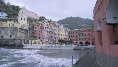 Panoramic-slowmotion-of-Vernazza,-5-Terre,-during-a-sea-storm